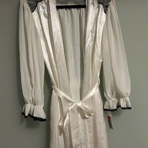 Oscar de la Renta White Robe with Black Lace Accents